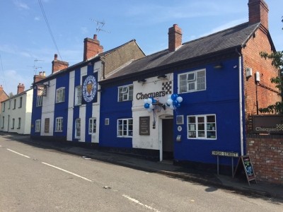 Licensee paints pub in Leicester City colours
