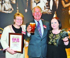 Vice.Chairman.Christopher.Lees.Jones.with.Mary.Winter.L.and.Lesley.Walker.R.from.the.Red.Lion.jpg