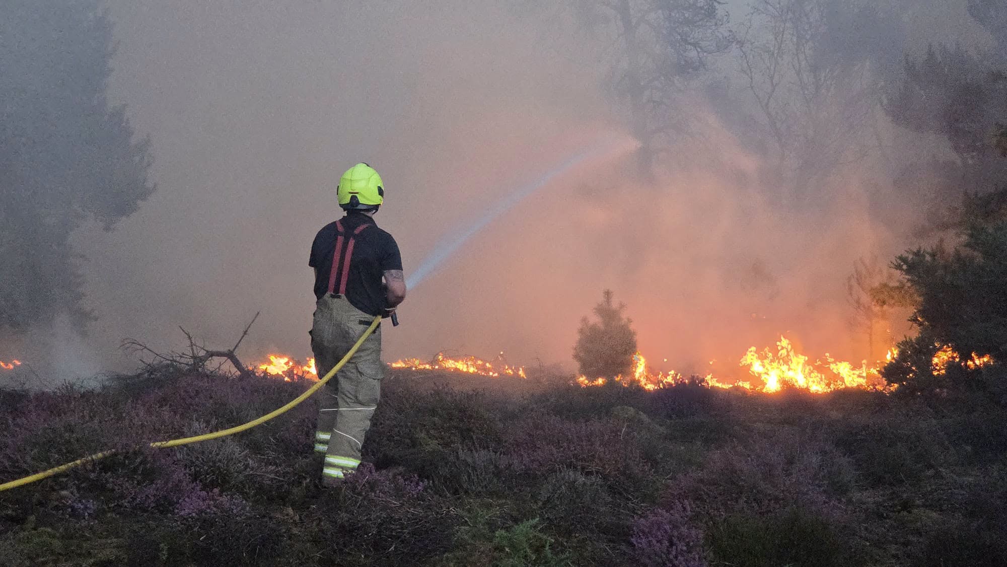 Heatwave: Pub shuts as wildfire burns