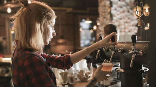 Migrant-pub-workers.jpg