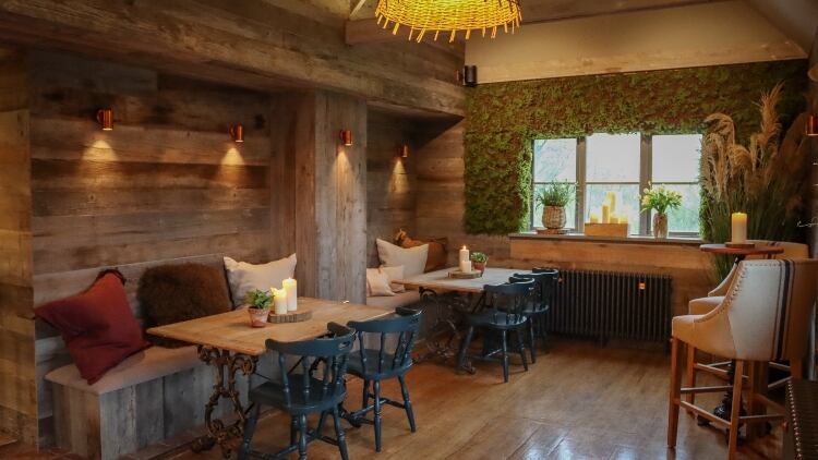 Candlelight-Inn-inside-window-table.jpg