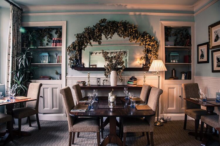 blck-swan-dining-room-002.jpg