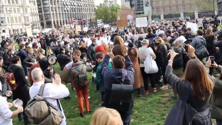 Hospitality makes some noise at Parliamentary protest