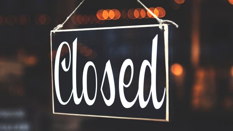 How many pubs and bars have closed since 2013?
