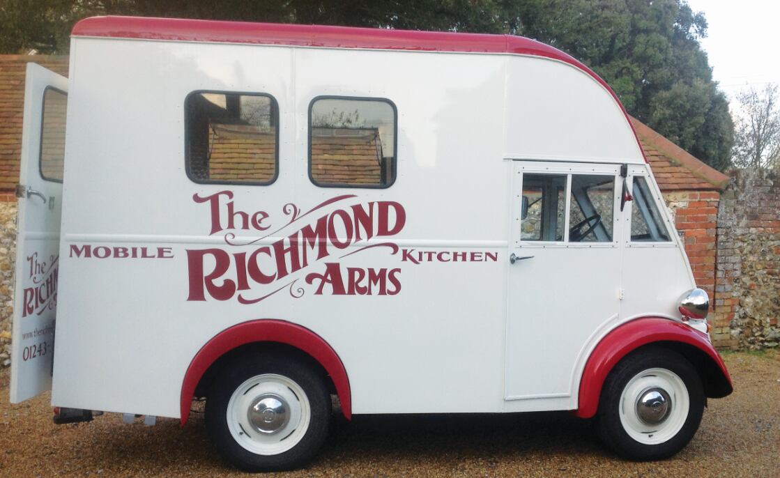 1955-Morris-J-van-is-used-by-Richmond-Arms-to-boost-sales.png