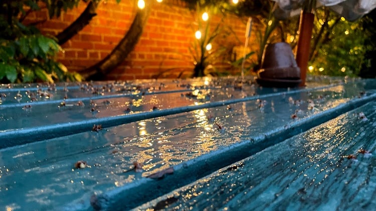 Poor weather means sales flat at pubs and bars
