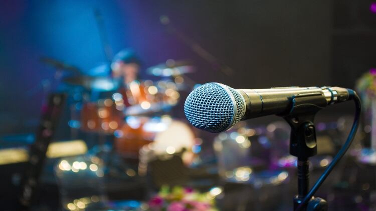 What are the rules around hosting live performances indoors?