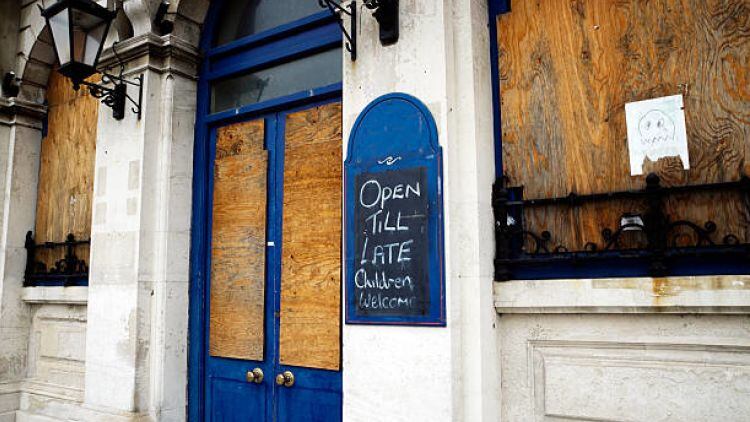 The number of operating pubs and bars in the UK has fallen by 3,247 