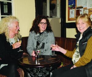 Greets.Inn.ladies.drink.wine.and.cola.jpg
