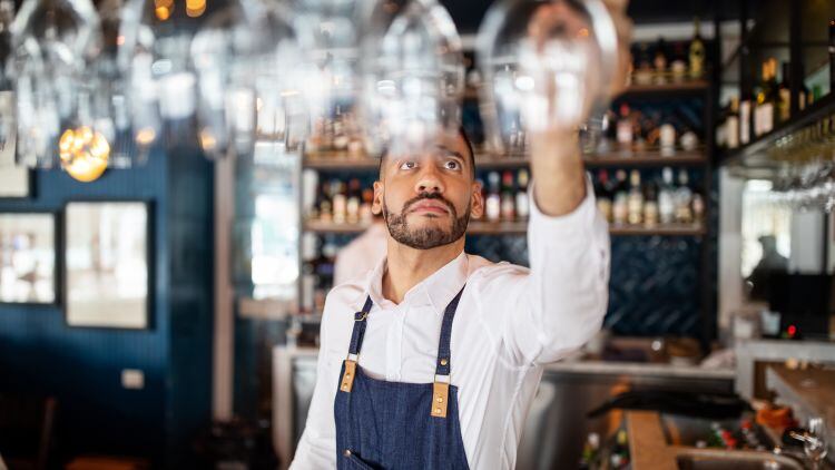 How-many-job-vacancies-were-there-in-hospitality-from-August-to-October-2021.jpg