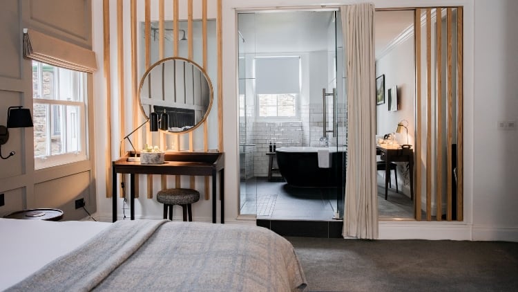 black-bull-bedroom-credit-Amanda-Farnese-Heath.jpg