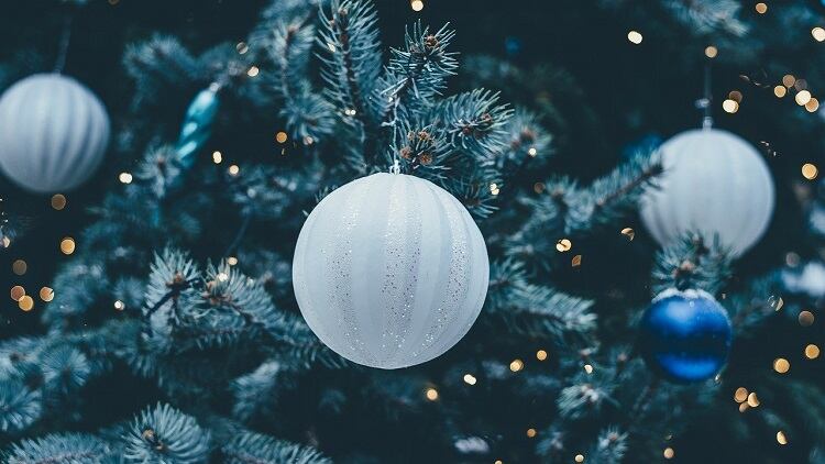 christmas-bauble-1869989_1280-1.jpg