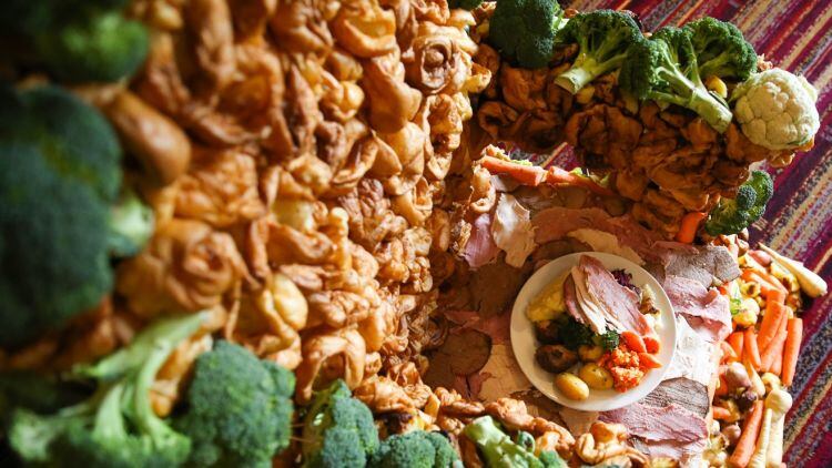 Pub reveals throne made from carvery ingredients for Platinum Jubilee 