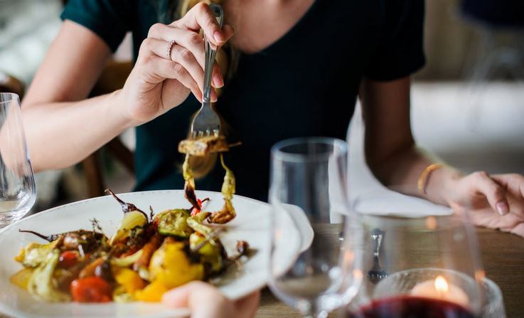 How much time should you give diners to eat a meal? 