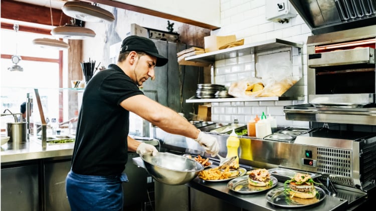 Longer hours worked at Xmas, recruitment issues persist