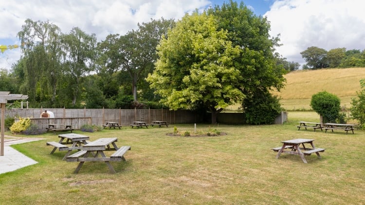 The-George-Inn-at-Newnham-has-a-spacious-beer-garden.jpg