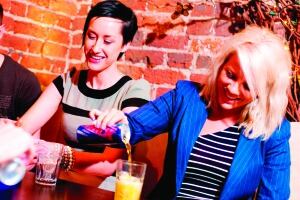 Kick.Lifestyle.young.people.pour.drinks.in.bar.jpg