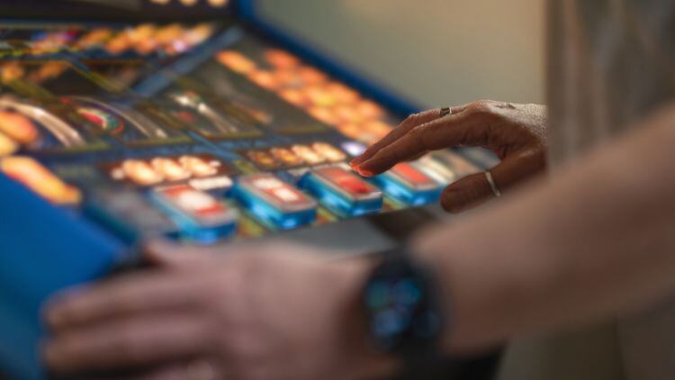 Age verification for machines in pubs – a gamble not worth taking