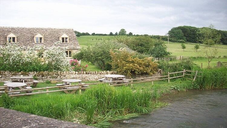 Travel-guide-names-its-best-pubs-in-England-and-Wales.jpg