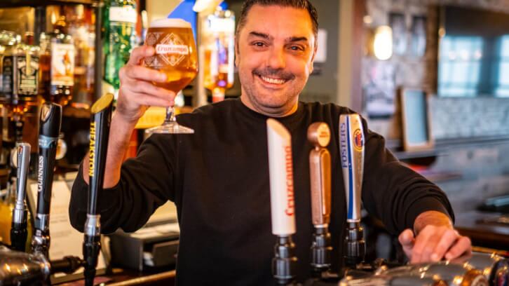 The-Robin-Hood-Penrith-licensee-celebrate-20-years-behind-the-bar.jpg