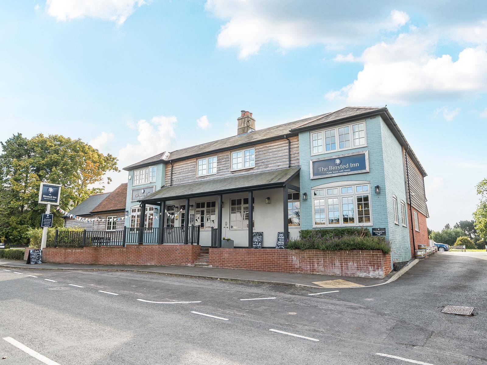 Property: Hampshire pub with rooms hits market for £750k