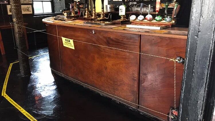 Cornish-pub-with-electric-fence-for-social-distancing.jpg