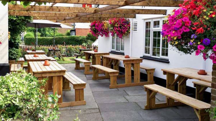 Can-pubs-serve-customers-in-car-parks.jpg