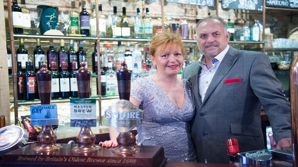 THE-WHITE-HORSE-MALDON-JAYNE-AND-PETER-KOCINOGA-BEHIND-BAR.jpg