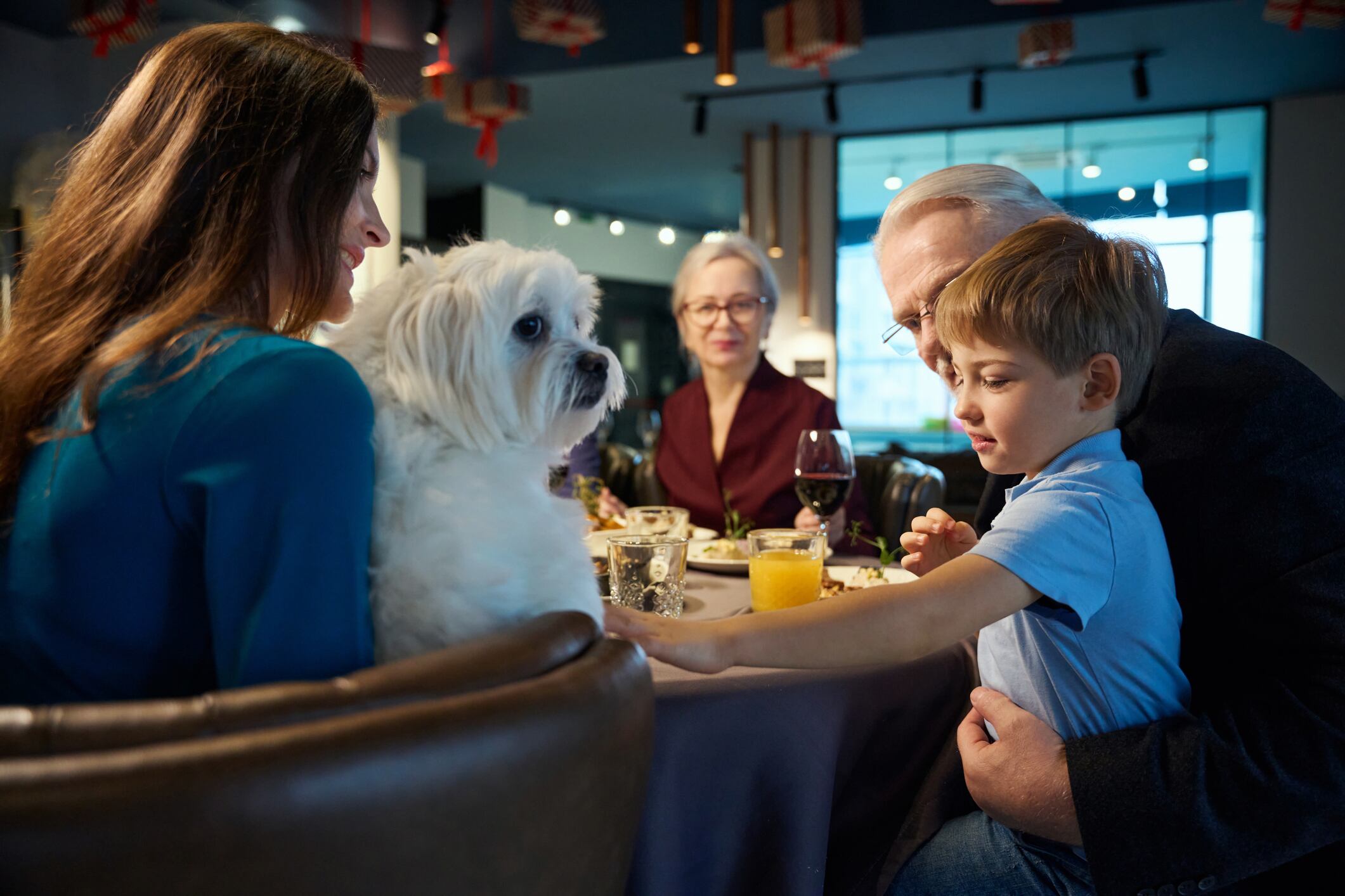 Families enjoy meal at pub thanks to Government VAT cut