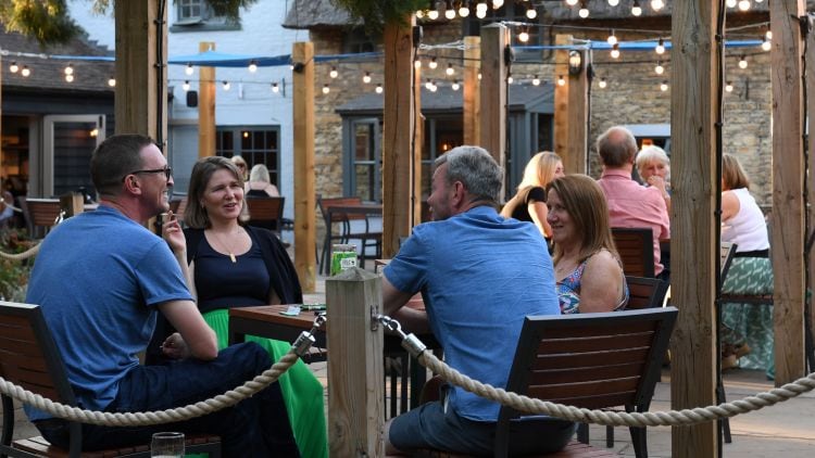 Thee.Tuns.Biddenham.Garden.2.jpg
