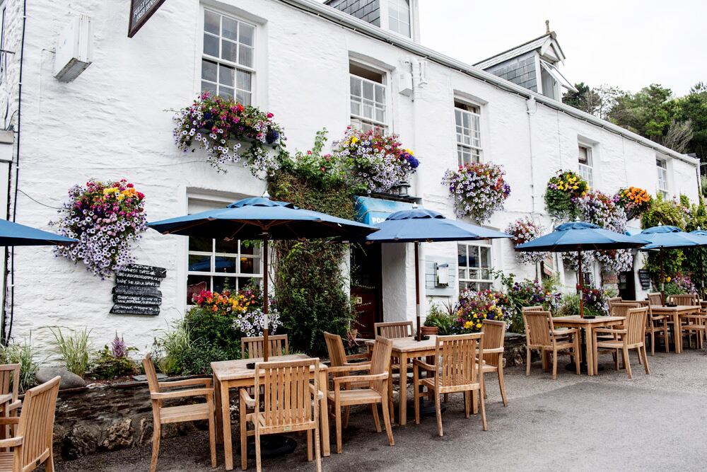 Port-Gaverne-Hotel-outside-seating.jpg