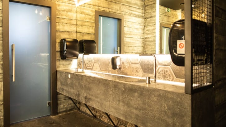 Should pubs allow non-paying guests to use the toilet?