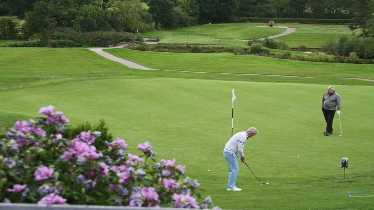 Golfers-raise-10-000-for-bar-staff-in-need.jpg