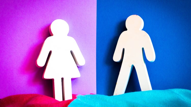 UK’s hospitality gender pay gap narrows by 2% in past year