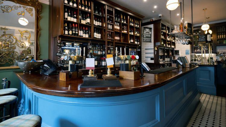 4 in 10 pubs cutting staff