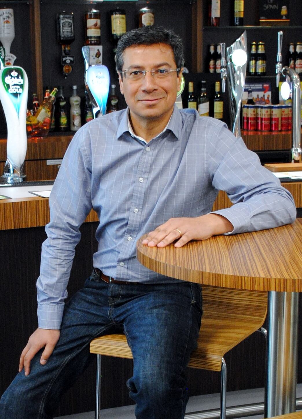 Julian-Momen-Bar-Casual.jpg