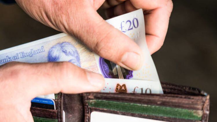 Consumers-turn-to-cash-to-manage-household-and-holiday-budgets.jpg