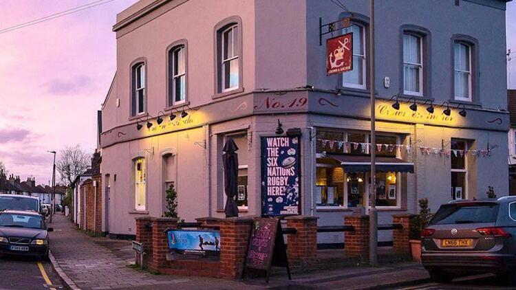 Pub offers lonely OAPs free dinner and transport on Christmas Day