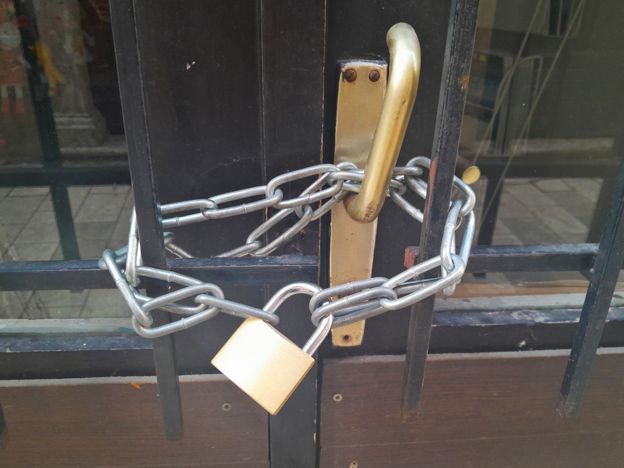 Number of licensed premise in Britain drops