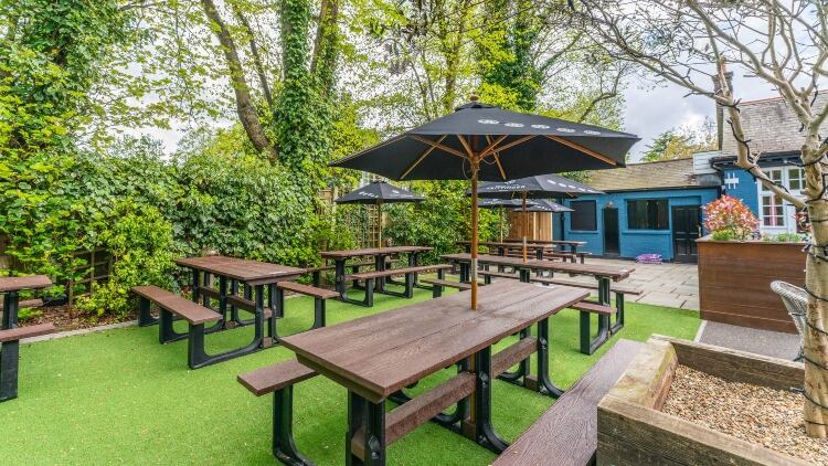 The-Crown-Chislehurst-has-a-refurbished-courtyard-garden.jpg