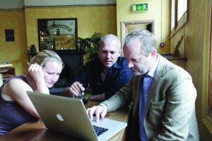Pub.mentors.the.Elephant.Ben-Sarah.with.alistair.laptop.jpg