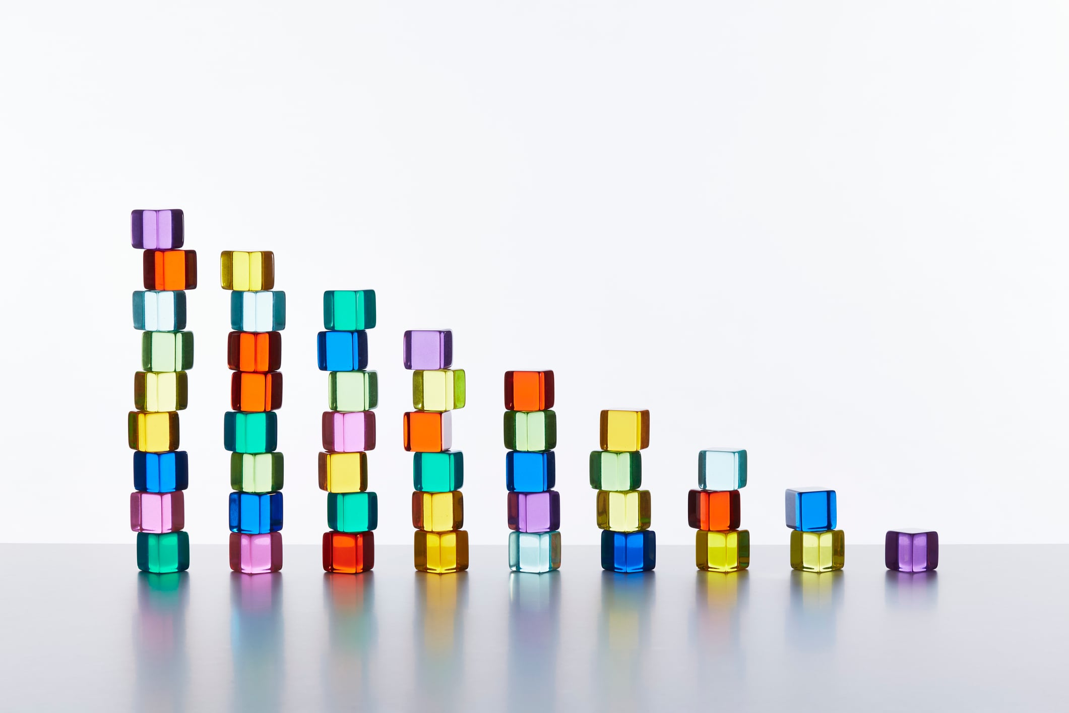Disorderly stacks of multicoloured cubes arranged in a graph moving down