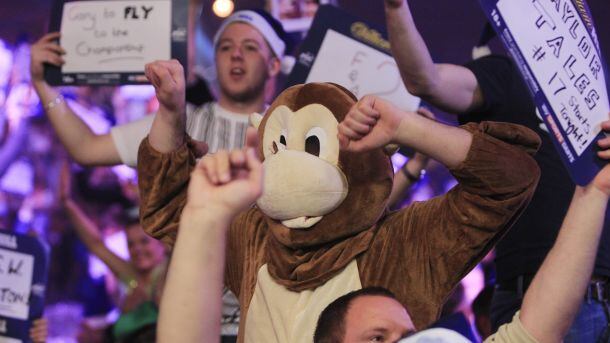 Darts-fans.jpg