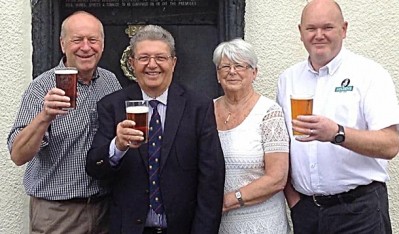 (l-r) Edward Wood (Wood Brewery), Peter and Cecile Williams and Phil Britton (Holdens Brewery)
