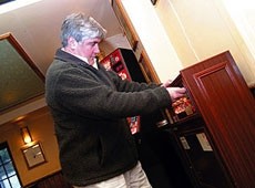 Restrictions on vending machines in pubs are not required, says survey