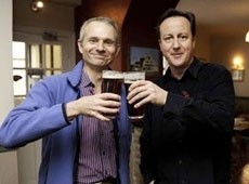 David Lidlington MP and David Cameron raise a toast to Pub Week