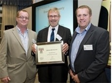 Nick Arthur (L) and David Harrison (R) receive the 2008 Overall Winner Award from Roger Protz (centre)
