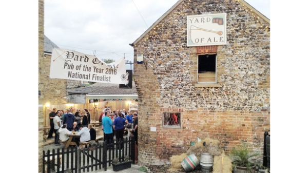 yard-of-ale-exterior-customers