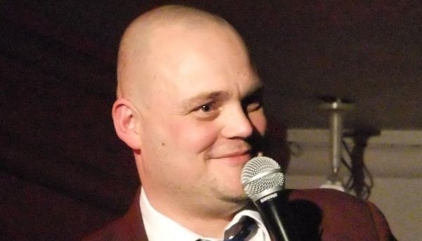 "Pub landlord" Al Murray ridicules Wetherspoon's Brexit beer mats