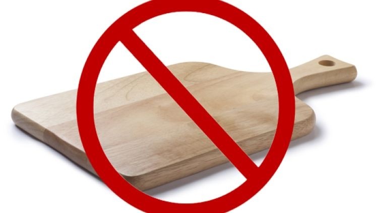 Serving dish: wooden plates can be classed as "unhygienic" 
